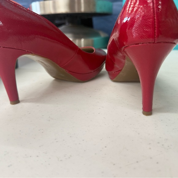 Vibrant Red Heels with Rounded Toe - Picture 5 of 8